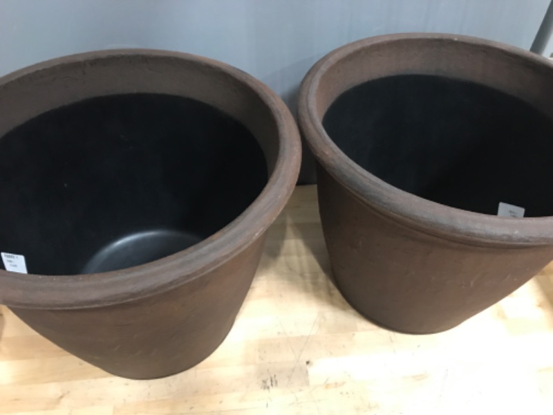 Photo 3 of ***NEW***

Sunnydaze Anjelica 15.25-inch Indoor/Outdoor Double-Walled Polyresin Planter Pot - UV-Resistant Rust Finish - Set of 2