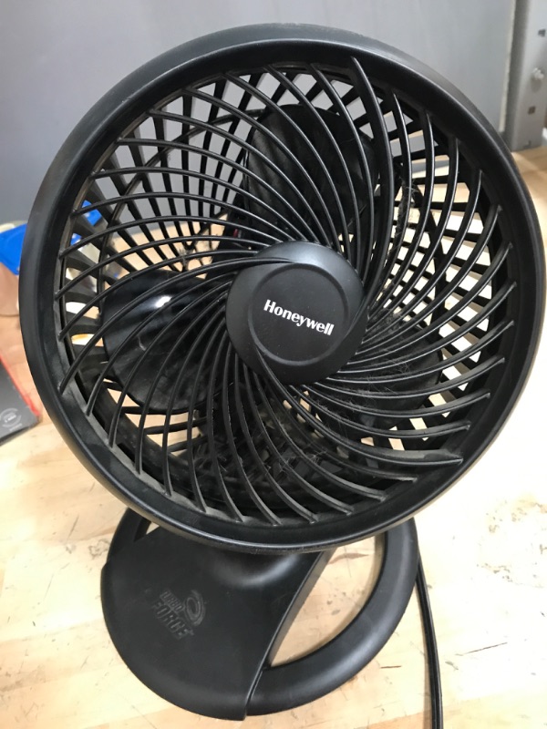 Photo 2 of ***USED TESTED***
Honeywell Turbo Force Oscillating Table Fan