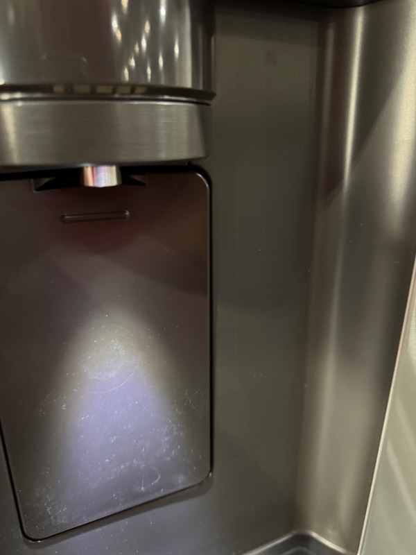 Photo 10 of LG Counter Depth MAX 27.6-cu ft Side-by-Side Refrigerator with Ice Maker (Printproof Stainless Steel)