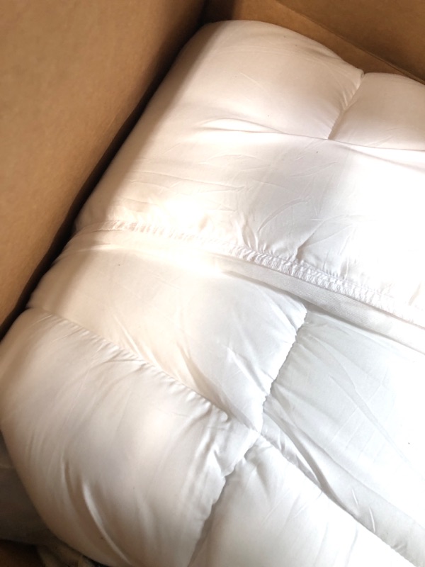 Photo 3 of  **STOCK IMAGE IS A REFERENCE ONLY**
White Duvet Cover- UNKOWN DIMENSIONS