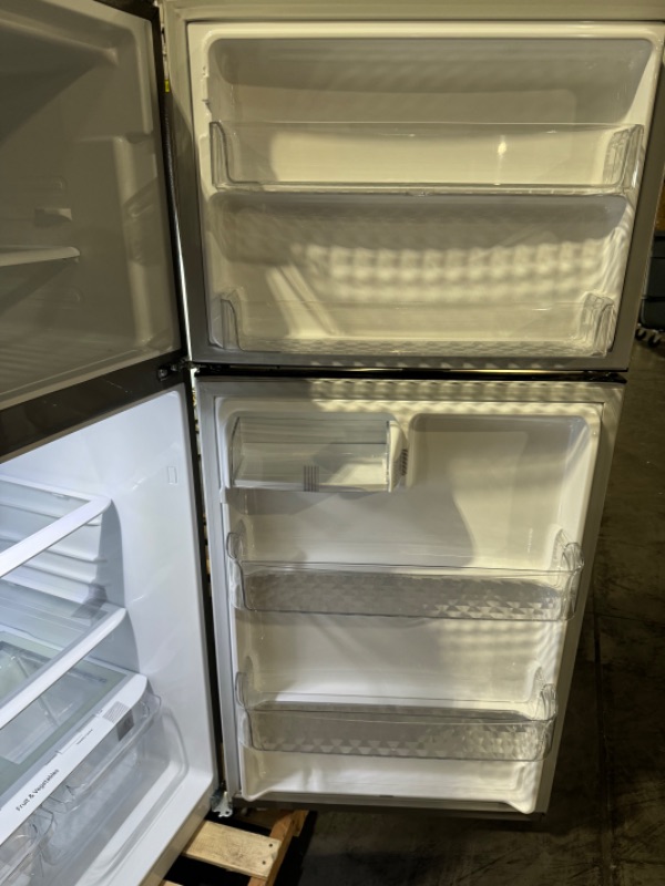 Photo 7 of LG 20.2-cu ft Top-Freezer Refrigerator (Stainless Steel)