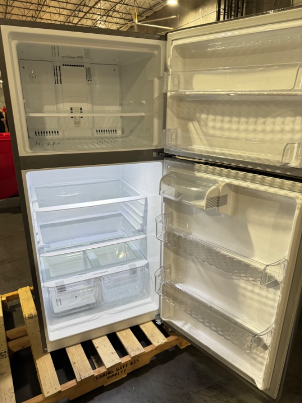 Photo 6 of LG 20.2-cu ft Top-Freezer Refrigerator (Stainless Steel)