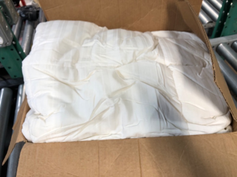 Photo 4 of **USED**
Bedsure Queen Comforter Duvet Insert - Quilted White Comforters Queen Size, All Season Down Alternative Queen Size Bedding Comforter with Corner Tabs
