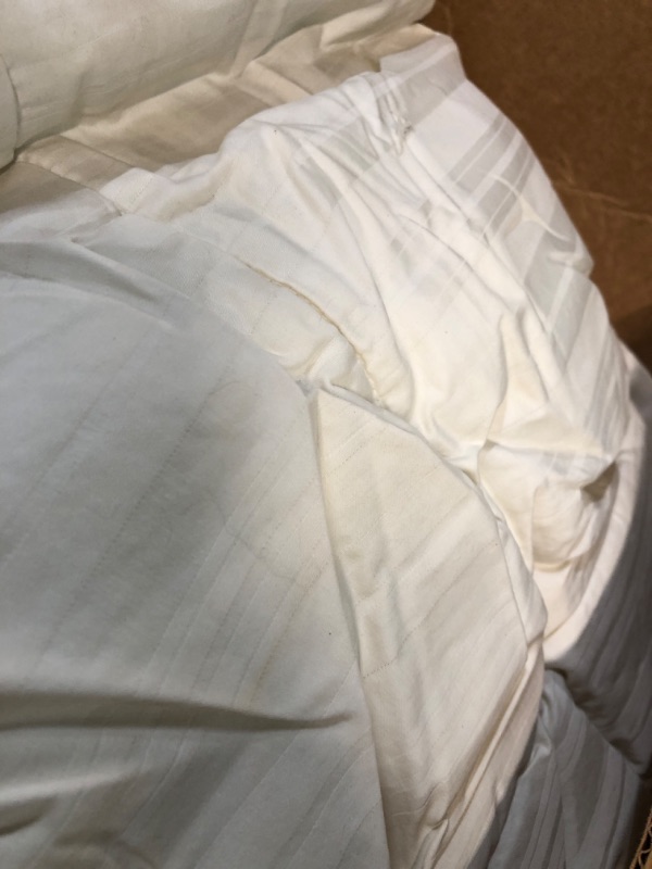 Photo 2 of **USED**
Bedsure Queen Comforter Duvet Insert - Quilted White Comforters Queen Size, All Season Down Alternative Queen Size Bedding Comforter with Corner Tabs
