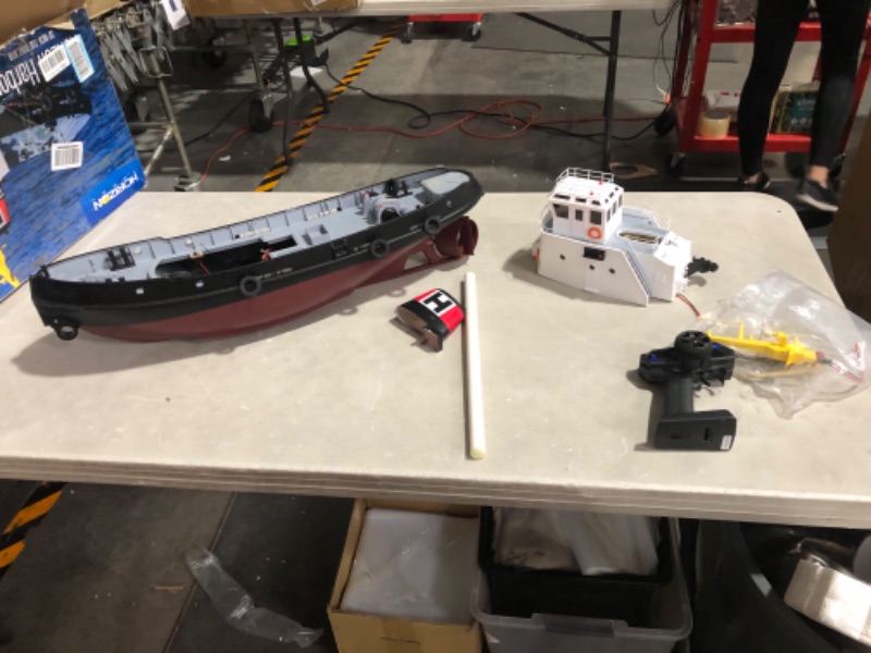 Photo 7 of ***UNABLE TO TEST - NO BATTERIES - USED AND DIRTY - SCRATCHED - SEE PICTURES***
Pro Boat Horizon Harbor 30-Inch RC Tug Boat RTR Battery and Charger Not Included PRB08036