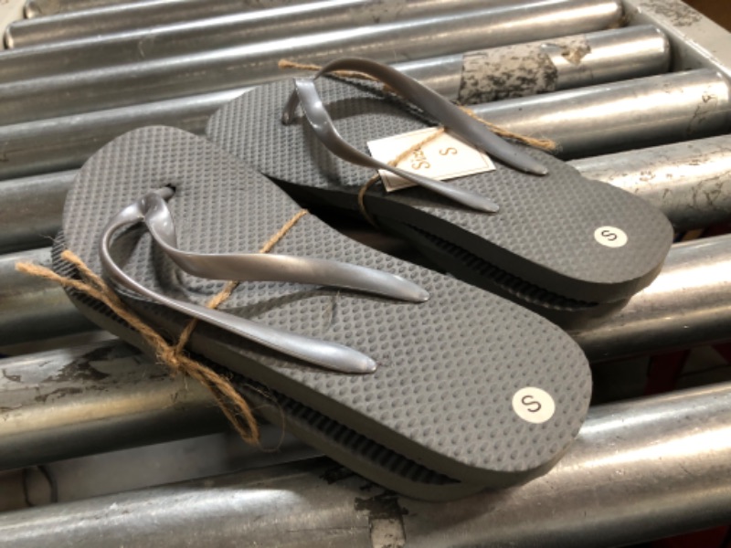 Photo 3 of (2x) Pair S Flip Flops - Grey