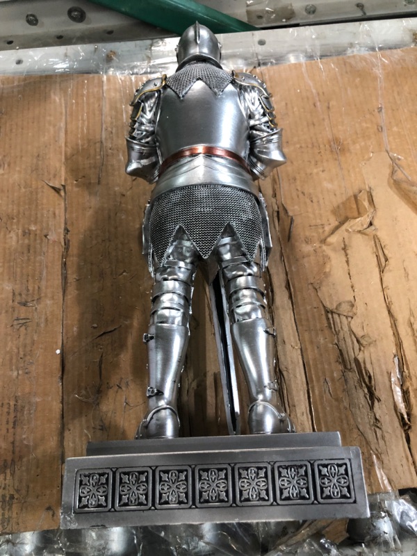 Photo 6 of Amoysanli Medieval Knight Statue King's Guard Medieval Decor Polyresin Knight Swordsman Armor Statue Top Collection as Gift 17.72 Inch (Silver)