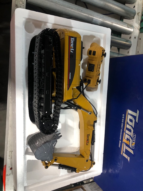Photo 1 of Huina RC Excavator for adults1580 Hobby Remote Control