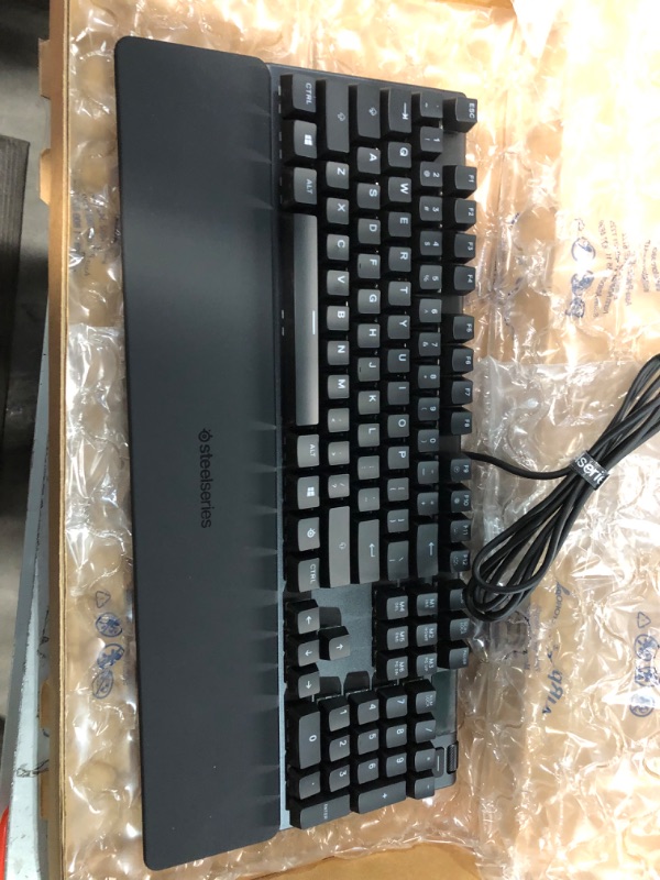 Photo 3 of SteelSeries Apex 5 Hybrid mechanical Keyboard OLED Smart Display 