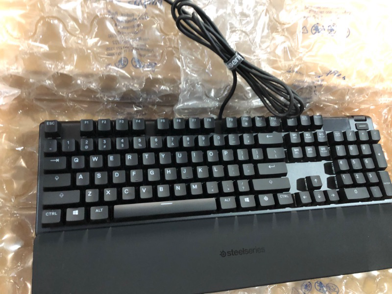 Photo 2 of SteelSeries Apex 5 Hybrid mechanical Keyboard OLED Smart Display 