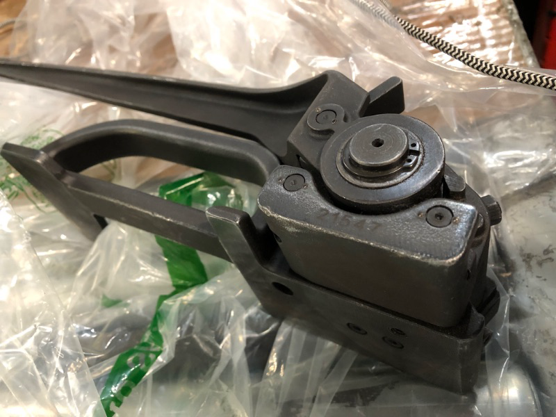 Photo 2 of * used item * see all images *
IDL PACKAGING Teknika MUL-420 Heavy Duty Feed-Wheel Tensioner for Steel Strapping, 1-1/4" Strap Width