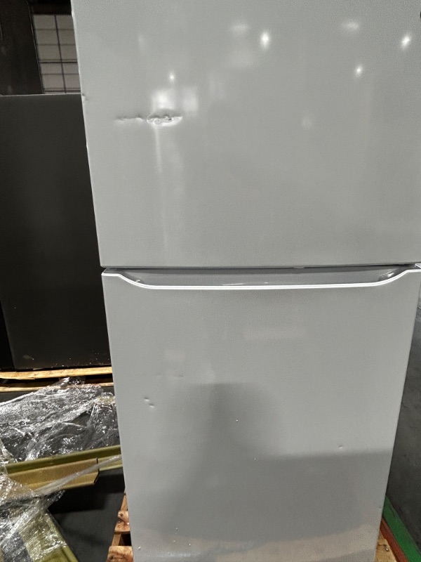 Photo 3 of LG 30 in. 20.2 Cu. Ft. Smooth White Top Freezer Refrigerator
