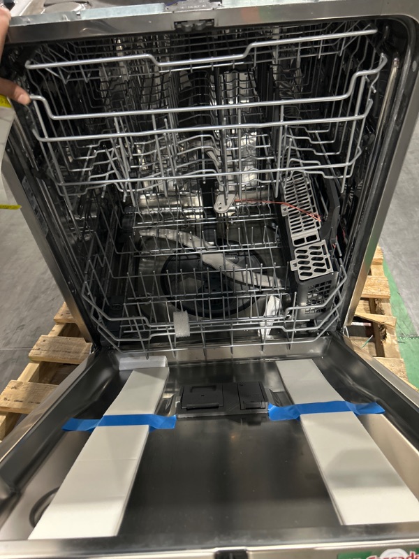 Photo 4 of *USED* MISSING HANDLE AND LEAKS* GE Dry Boost Top Control 24-in Built-In Dishwasher With Third Rack (Fingerprint-resistant Stainless Steel) ENERGY STAR, 47-dBA