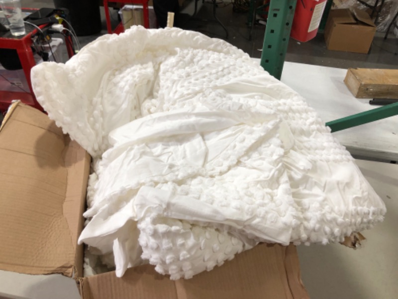 Photo 1 of ***SEE NOTES*** Comforter Set, 1 Comforter (104in x 90in), 2 Shams (20in x 36in)