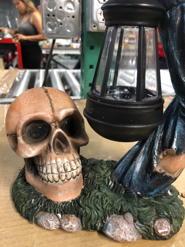 Photo 3 of *SEE NOTES* Resin Outdoor Figurine Lights Hh39829 Sinister Skull Holding Led Solar Lantern Outdoor Decoration 1