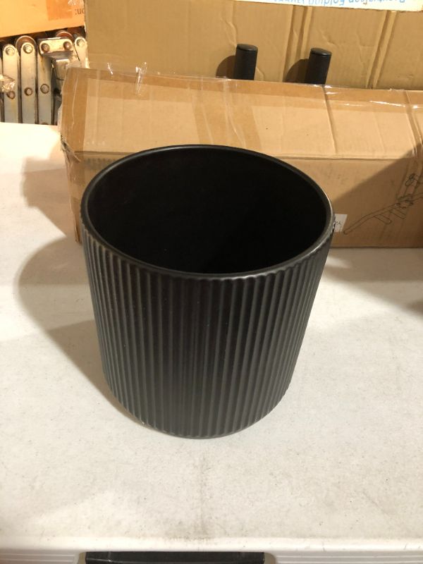 Photo 2 of *LIKE NEW*Amazon Basics Fluted Ceramic Planter, 8-Inch, Black 8-Inch Black