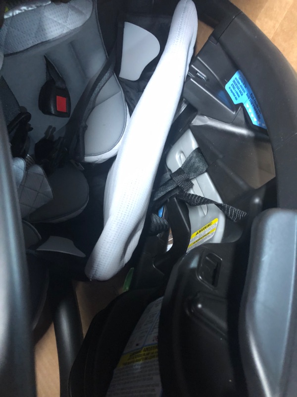 Photo 2 of Graco Extend2Fit Convertible Car Seat