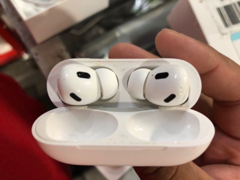 Photo 3 of AirPods Pro (2nd generation)