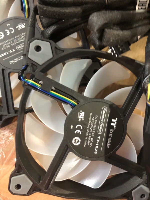 Photo 5 of THERMALTAKE CL-F063-PL12SW-A Ventilateur Pure Plus RGB 12 TT 3 Pack - Black 3pack PURE 12 PLUS