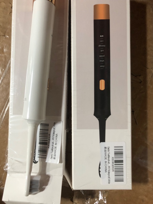 Photo 1 of 2 electric tooth brushes white