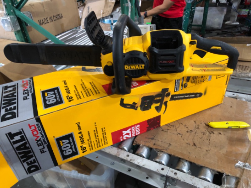 Photo 3 of **USED** DEWALT FLEXVOLT 60V MAX* Brushless Chainsaw Kit (2.0 Ah) (DCCS670T1)