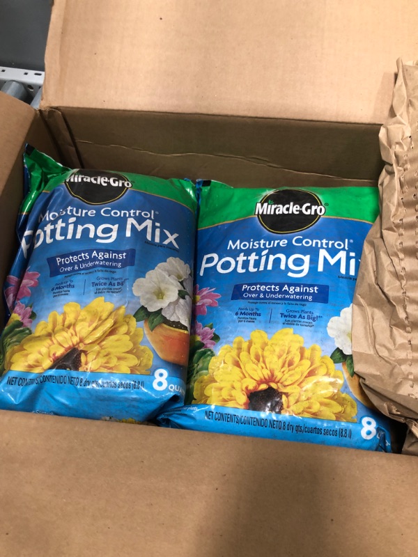 Photo 2 of *** PACK OF 2 BAGS *** Miracle-Gro Moisture Control Potting Mix 8qt