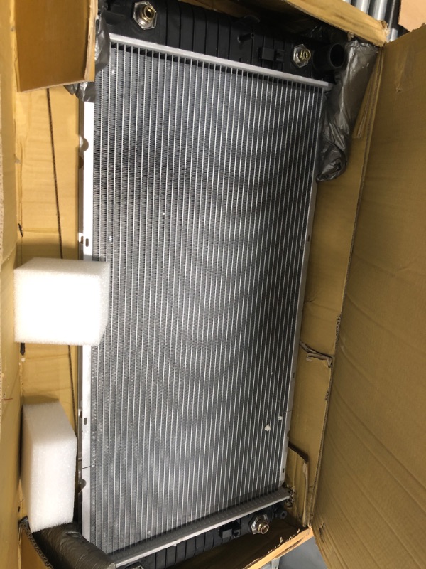 Photo 2 of TRQ RDA82612 Complete Radiator Replacement 34" Core Compatible with Chevrolet Avalanche Silverado 1500 2500 3500 Suburban Tahoe GMC Sierra Yukon Hummer H2 Cadillac Escalade