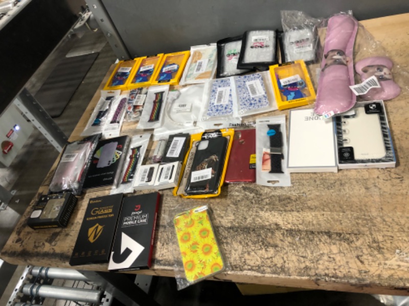 Photo 1 of bundle of assorted electronic accessories (32 items)