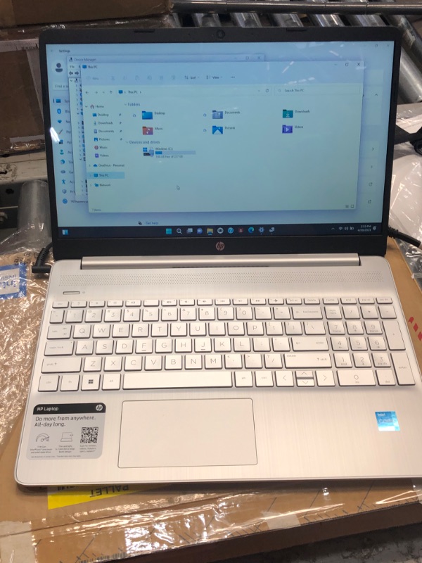 Photo 3 of HP - 15.6" Touch-Screen Laptop - Intel Core i3 - 8GB Memory - 256GB SSD - Natural Silver
