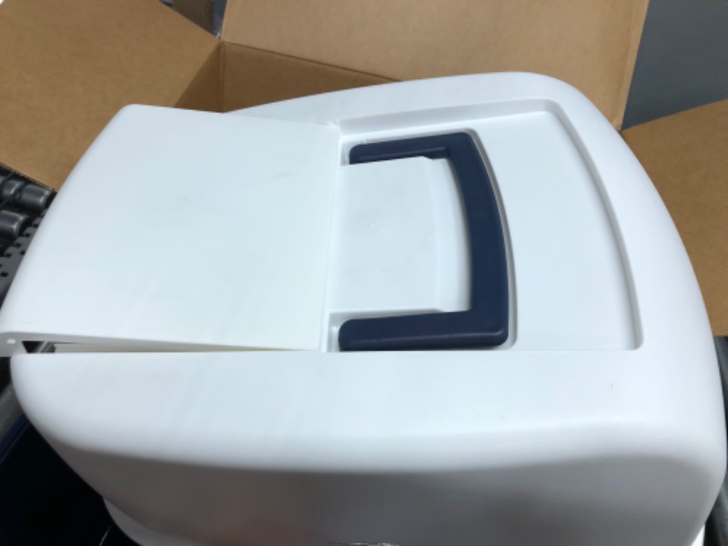 Photo 2 of *** used *** IRIS USA Cat Litter Box, High Sided and Enclosed Kitty Litter Box with Scoop Jumbo Enclosed - Navy