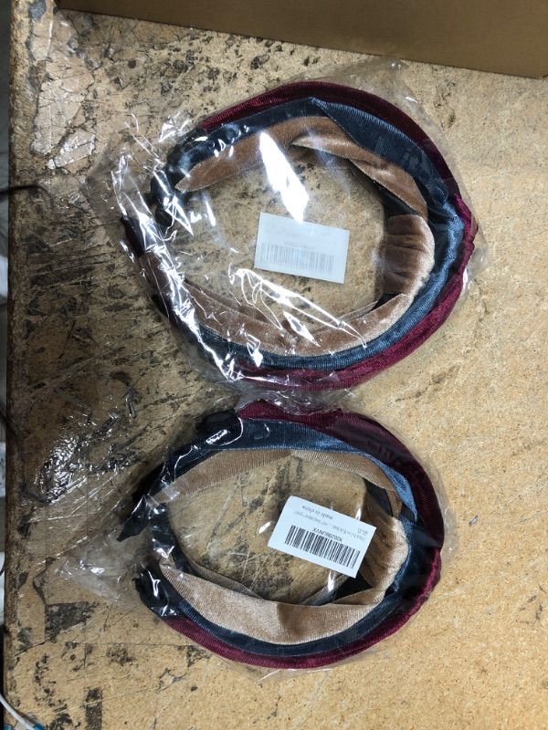 Photo 1 of 3 Pack Velvet Wide Head bands Knot Turban Headband Vintage Hairband Elastic Hair Hoops Fashion Hair Accessories for Women and Girls (,Or wine red + bean...
Color:,Or wine red + bean paste + gray