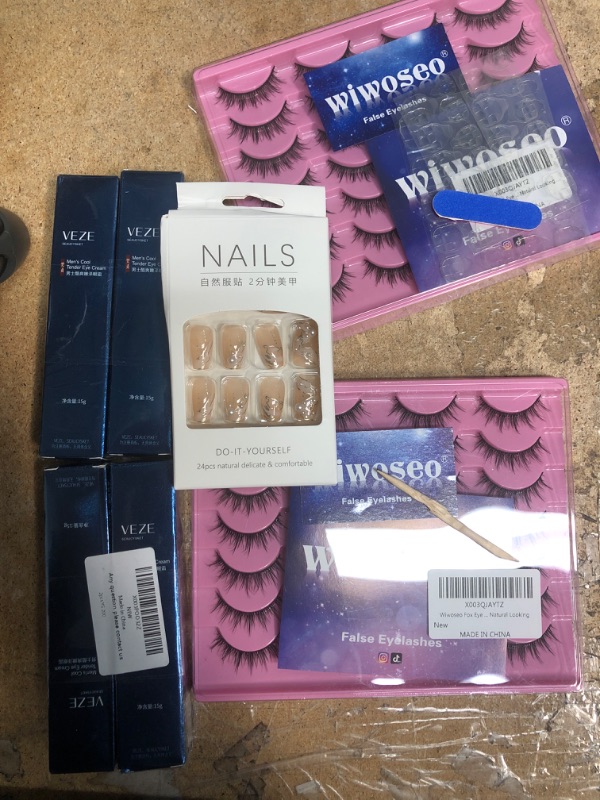 Photo 1 of A bundle of eyelashes and press on nails 