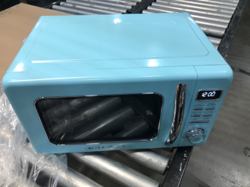 Photo 2 of 0.9 cu. ft. 900-Watt Retro Countertop Microwave in Blue