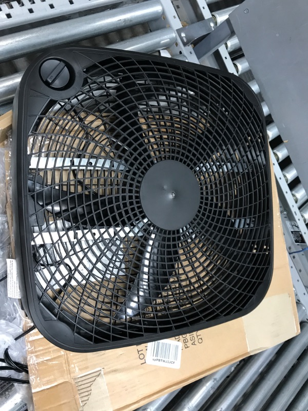 Photo 2 of (doesn't turn on)Amazon Basics 3 Speed Box Fan, 20-Inch 20-inch Box Fan