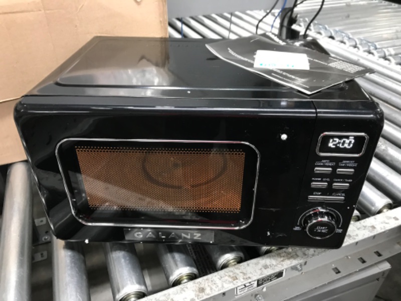 Photo 1 of MISSING HANDLE Galanz GLCMKZ07BKR07 Retro Countertop Microwave Oven with Auto Cook & Reheat, Defrost, Quick Start Functions, Easy Clean with Glass Turntable, Pull Handle.7 cu ft, Black
