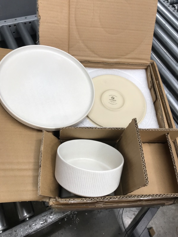 Photo 1 of 12 pc dinnerware set 