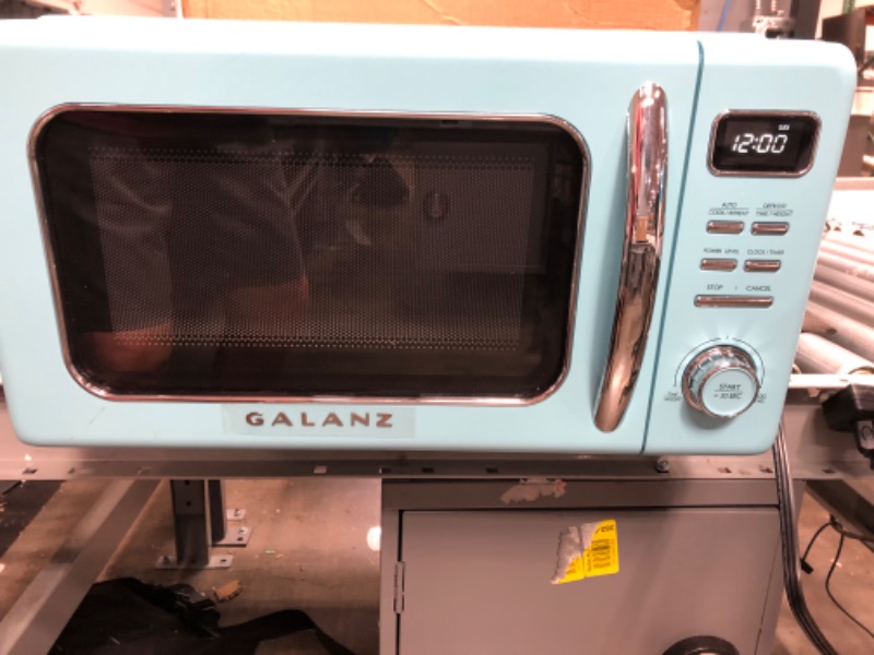 Photo 2 of 
Galanz GLCMKZ11BER10 Retro Countertop Microwave Oven with Auto Cook & Reheat, Defrost, Quick Start Functions, Easy Clean with Glass Turntable, Pull...
Color:Blue
Size:1.1 cu ft
Style:Modern
Pattern Name:Microwave Oven