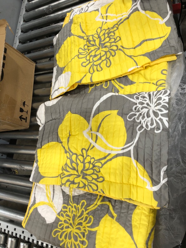 Photo 2 of *** used *** Chic Home - QS1768-AN 3 Piece Woodside Abstract Large Scale Floral Printed with 2 Shams Quilt Set, Queen, Yellow Queen Yellow