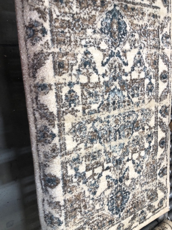 Photo 1 of 30" x 46" Off White Rug with design