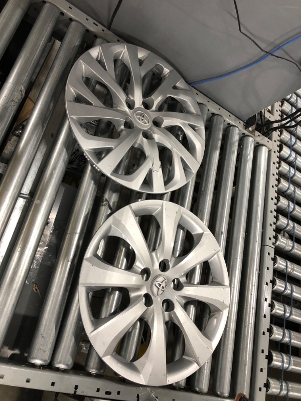 Photo 1 of "SMALL CRACK ON THE FRONT OF ONE OF THE HUB CAPS" Pilot Automotive WH553-16S-BS 16 Inch Spyder Black & Silver Universal Hubcap Wheel Covers for Cars - Set of 4 - Fits Most Cars Spyder/Black & Silver 16-inch