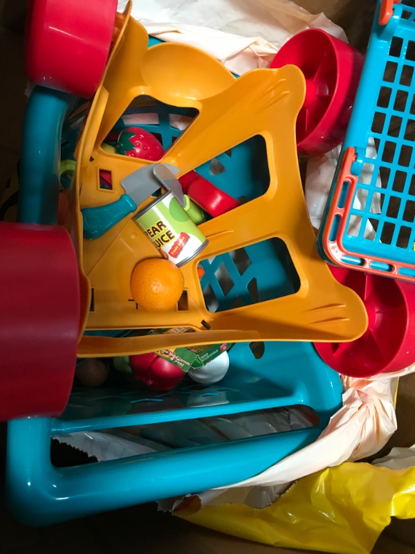 Photo 3 of Battat - Toy Shopping Cart with Basket, Pretend Play Food, & 2 Cutting Boards for Kids 3 Years + (60Pc) Grocery Cart & Farmer's Market Basket