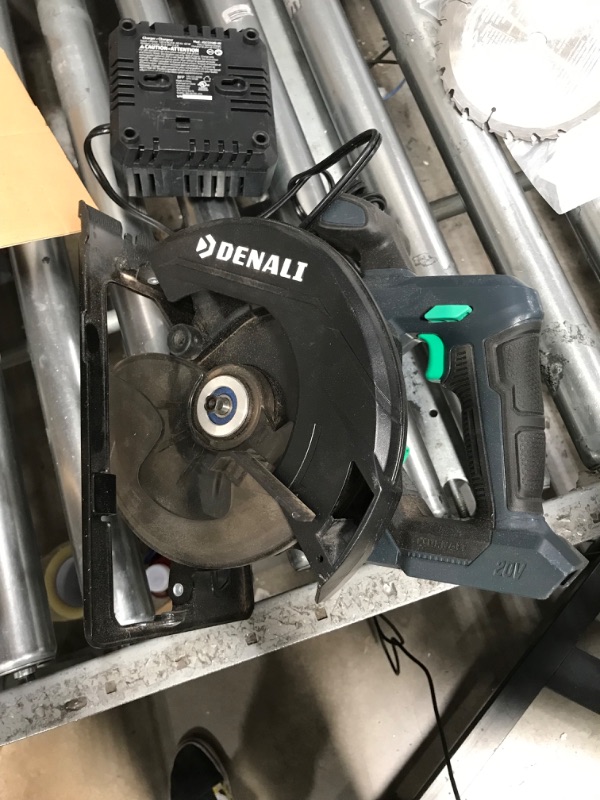 Photo 4 of Amazon Brand - Denali by SKIL 20V 6-1/2 Inch Cordless Circular Saw Kit with 4.0Ah Lithium Battery and 2.4A Charger
