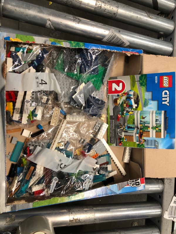 Photo 2 of **MISSING PIECES** LEGO City Family House Building Kit 60291