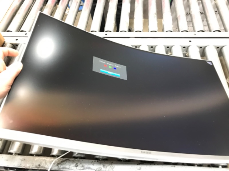 Photo 1 of damaged screen top corner
SAMSUNG UR59 Series 32-Inch ViewFinity 4K UHD (3840x2160) Curved Monitor, HDMI, DisplayPort, 3-Sided Border-Less, Eye Saver Mode (LU32R591CWNXZA), White

