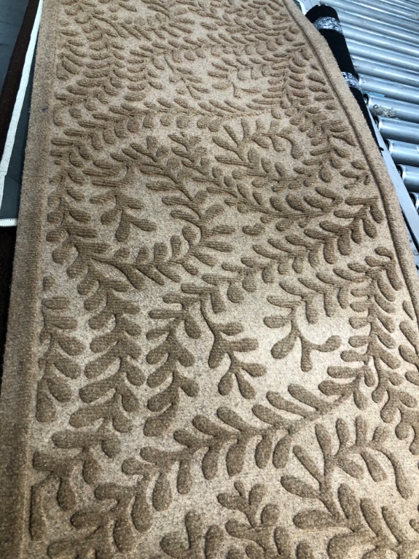 Photo 1 of 1'10"x4'10" Tan flower rug 