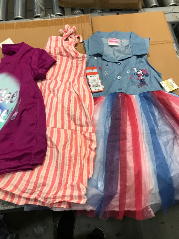 Photo 1 of **4/5** 3 PIECES OF GIRLS ASSORTED CLOTHING