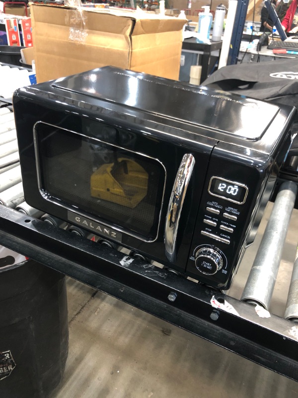 Photo 3 of 0.9 CU. FT. 900-WATT RETRO COUNTERTOP MICROWAVE IN BLACK
