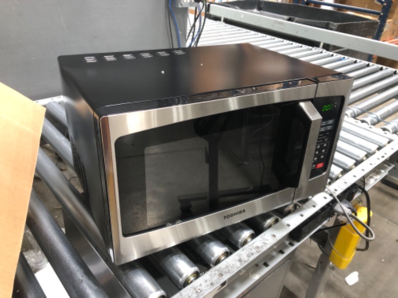 Photo 1 of TOSHIBA EM925A5A-SS Countertop Microwave Oven, 0.9 Cu Ft With 10.6 Inch Removable Turntable, 900W, 6 Auto Menus, Mute Function & ECO Mode, Child Lock, LED Lighting, Stainless Steel