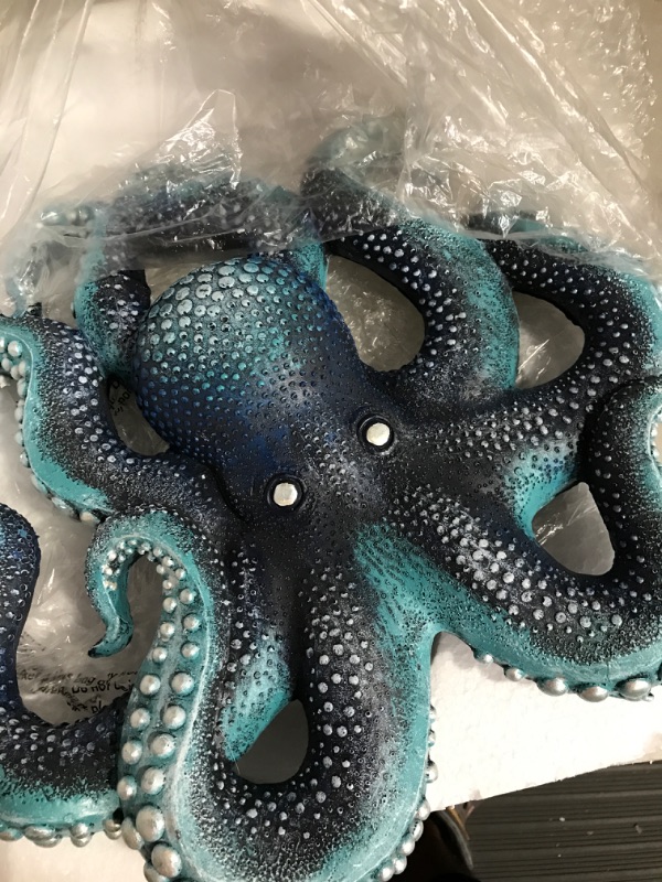 Photo 2 of * octopus damaged * see images *
Design Toscano Deadly Blue Octopus of the Coral Reef Wall Sculpture