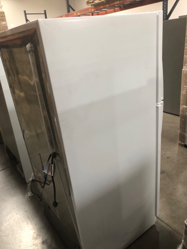 Photo 7 of Whirlpool 20.5-cu ft Top-Freezer Refrigerator (White)